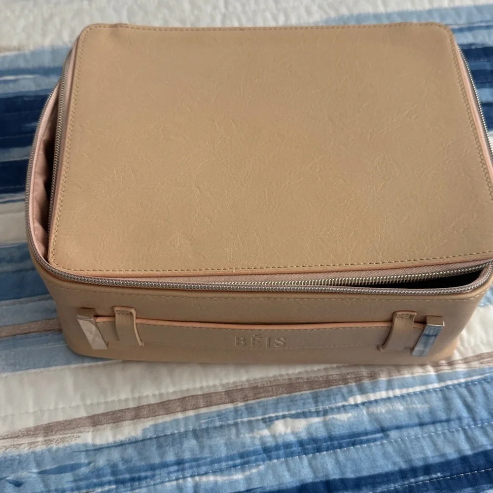 Beis Weekender with Make up case - Picture 9 of 10